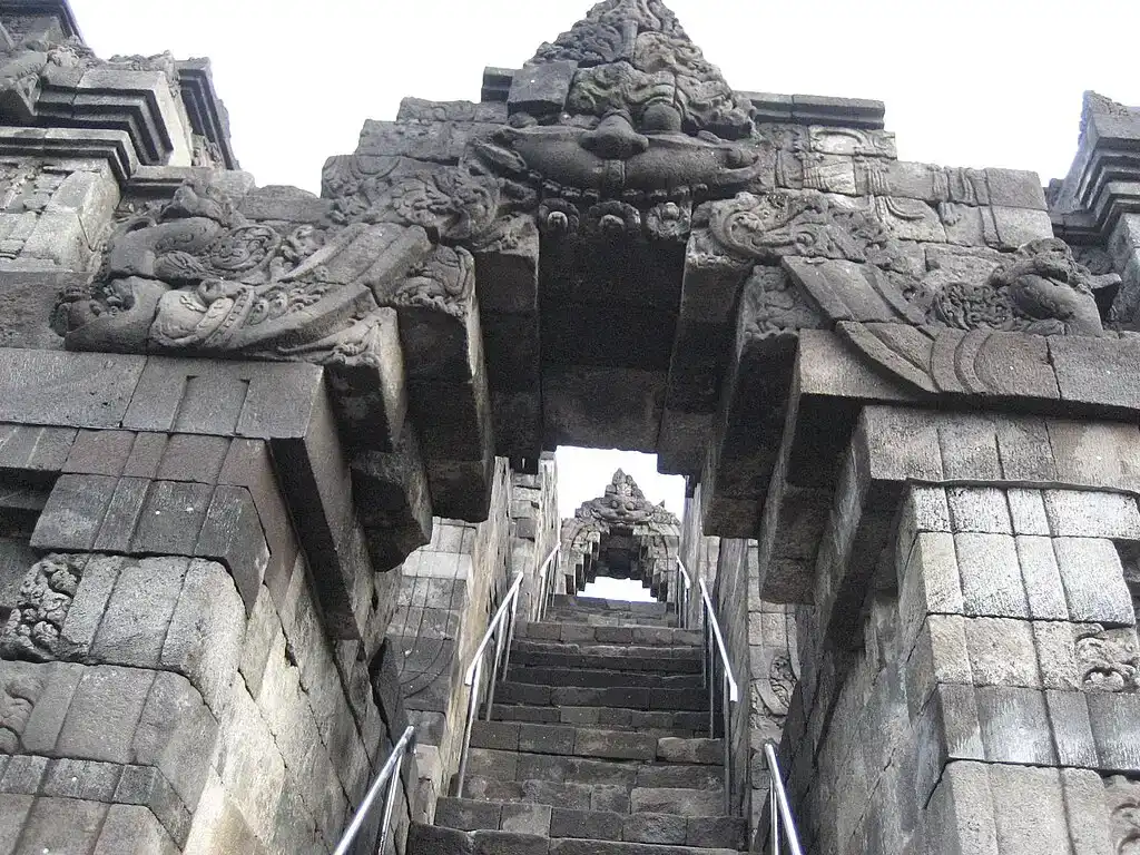 Borobudur — poort en reliëf
